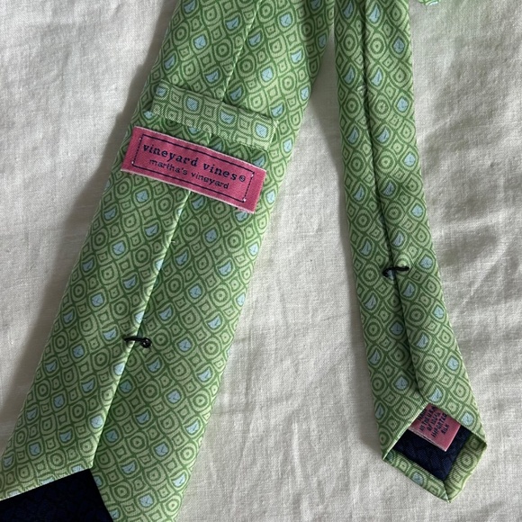 100% silk vineyard vines tie - Picture 2 of 3